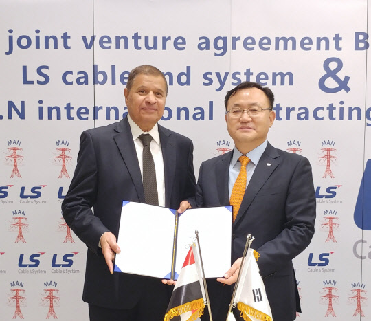 명노현 LS전선대표(오른쪽)와 모하메드 인터내셔널 컨트랙팅 회장이 합작법인 설립 계약을 체결한후 기념사진을 찍고 있다.     LS전선 제공